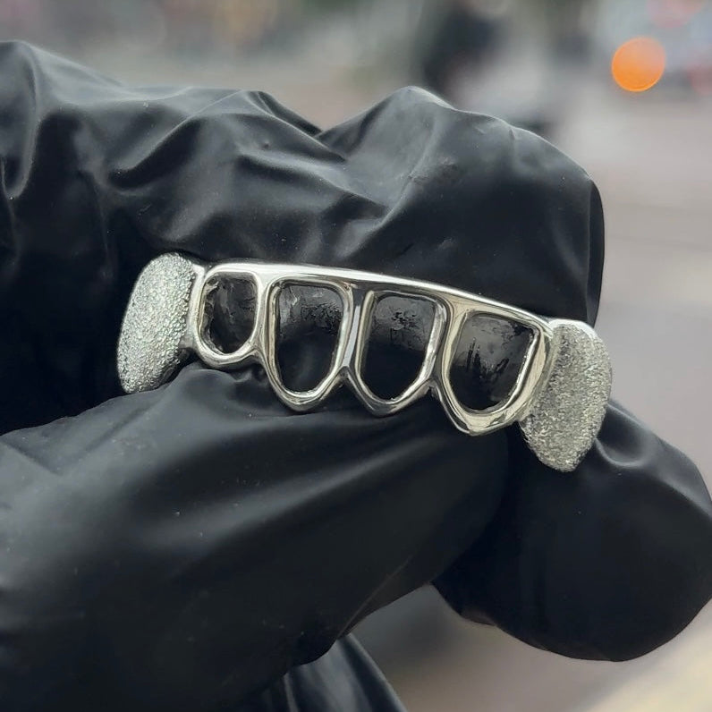 Grillz custom sieradencollectie. 6 tanden open gezicht + hoektand met diamantstof.